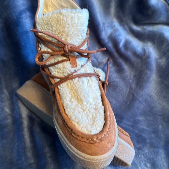 Women’s Hush Puppy lug sole short boot, size 9 - Picture 3 of 7